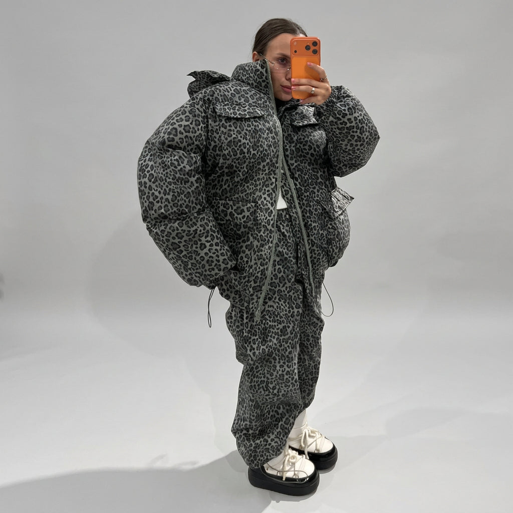 Elastic-waist wide-leg pants included with the matching puffer set