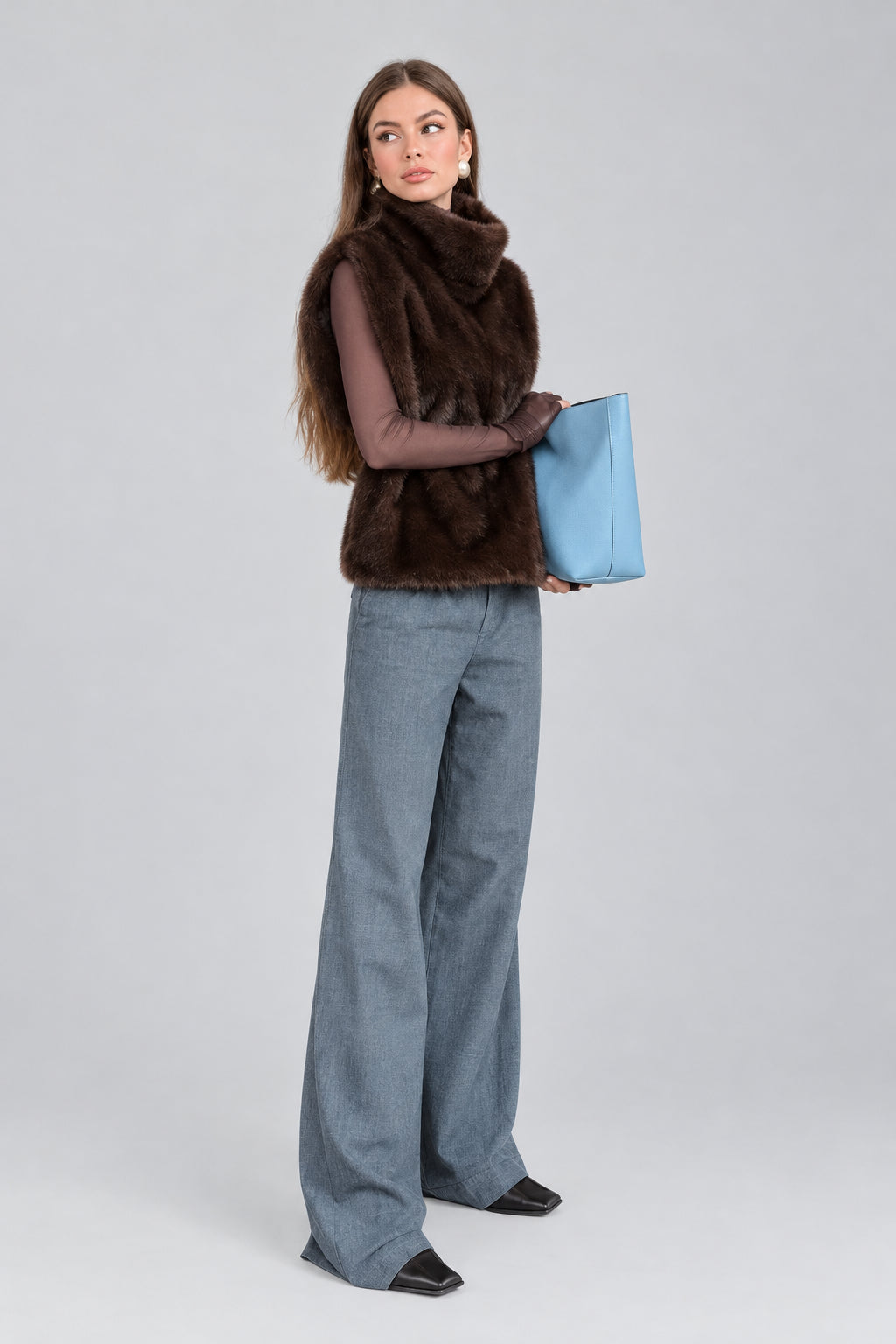 Women's faux fur vest in beige, front view

Women's plush faux fur vest with matching belt

Women's brown faux fur vest, sleeveless design

Women's faux fur vest with long front and short back

Close-up of plush faux fur vest texture

Women's faux fur vest styled with a long-sleeve top