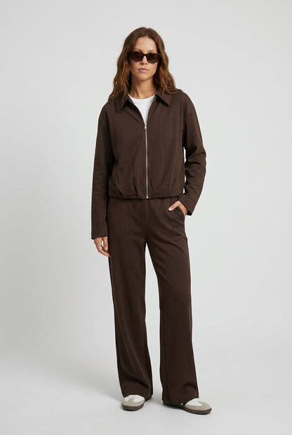 Brown cropped jacket with long sleeves