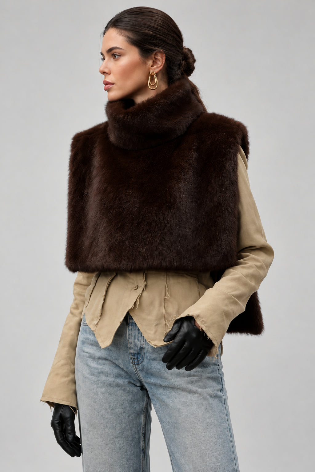 Women's faux fur vest in beige, front view

Women's plush faux fur vest with matching belt

Women's brown faux fur vest, sleeveless design

Women's faux fur vest with long front and short back

Close-up of plush faux fur vest texture

Women's faux fur vest styled with a long-sleeve top