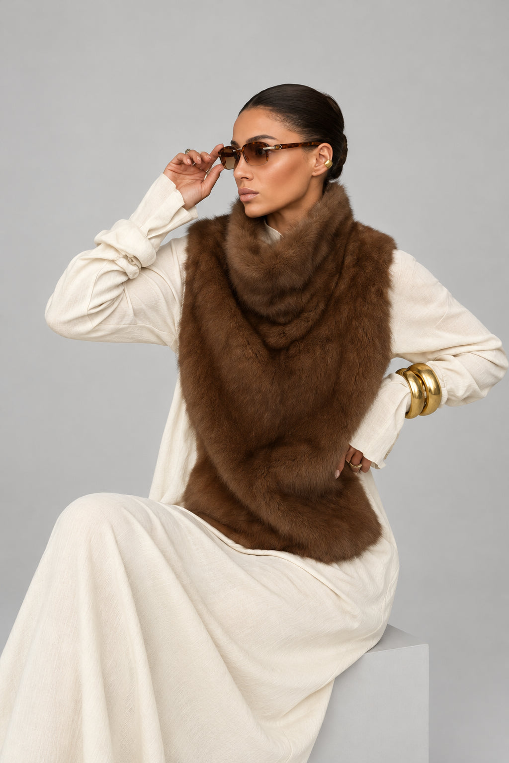 Women's faux fur vest in beige, front view

Women's plush faux fur vest with matching belt

Women's brown faux fur vest, sleeveless design

Women's faux fur vest with long front and short back

Close-up of plush faux fur vest texture

Women's faux fur vest styled with a long-sleeve top